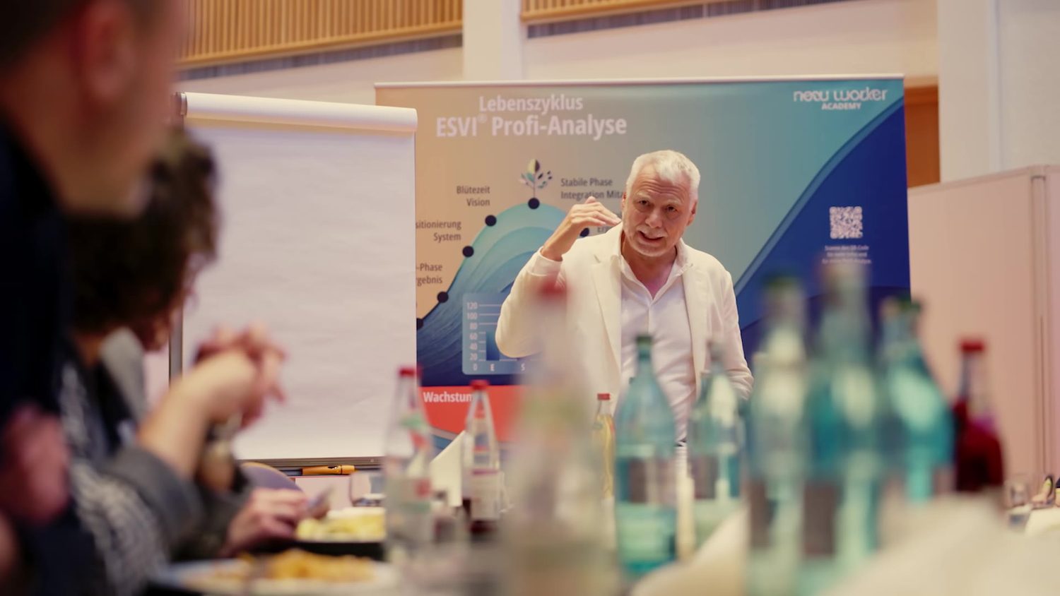 Martin Mantz erläutert die ESVI-Profi-Analyse vor einer kleinen Gruppe